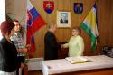 pani Podkamenská Helena prijíma gratuláciu od starostu obce pani Podkamenská Helena prijíma gratuláciu od starostu obce